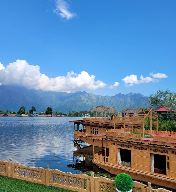 Top 5 Types of Luxury Stays in Srinagar (And How to Choose)