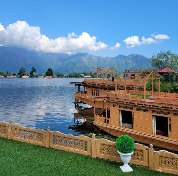 Top 5 Types of Luxury Stays in Srinagar (And How to Choose)